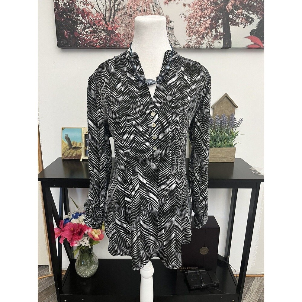 Zac & Rachel Tunic Blouse M Black White Chevron Geometric Roll Tab Long Sleeve